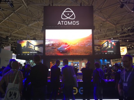 Стенд компании Atomos, демонстрирующий внешние мониторы для видео/фотокамер